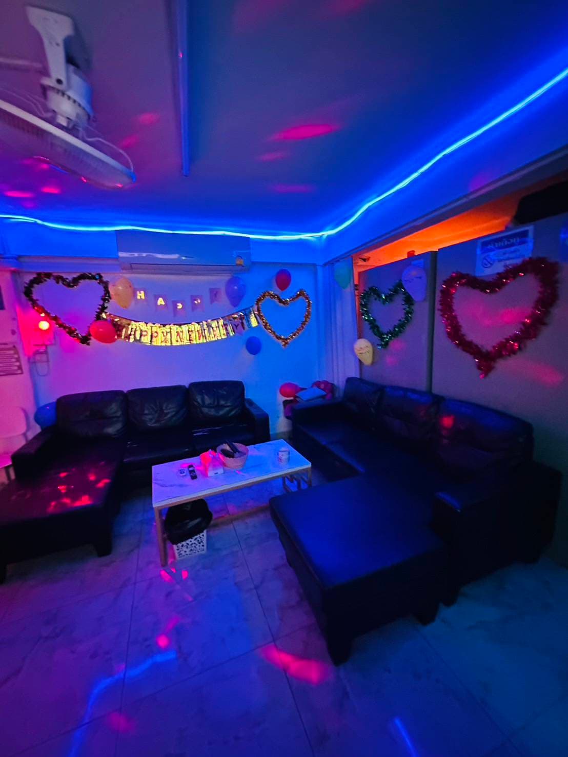 บรรยากาศ lounge ตอนกลางคืน Harmony Sauna